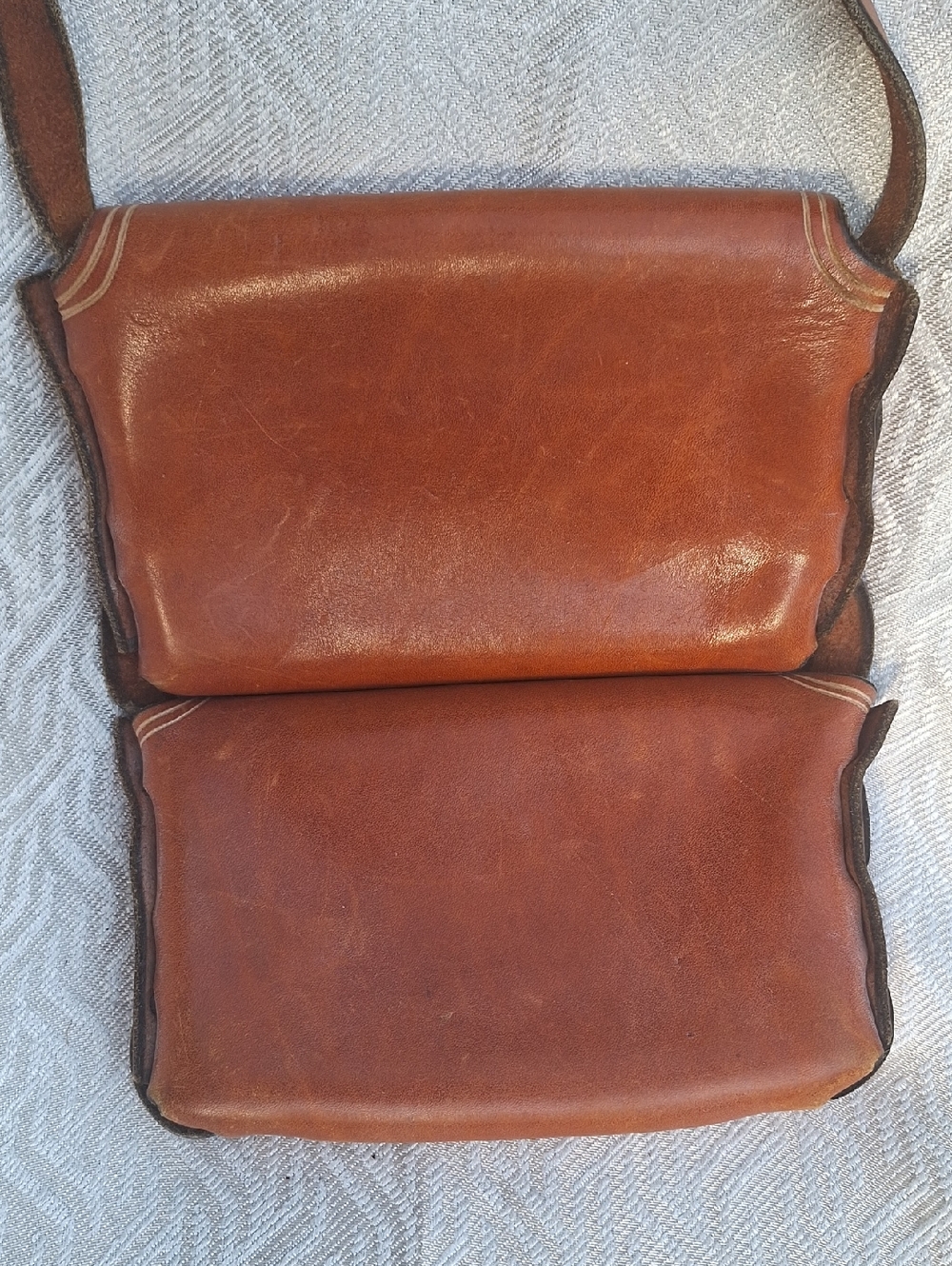 LEATHER ARTISTIAN Vintage Two-Compartment Tan Leather. Crossbody Bag - Picture 7 of 16